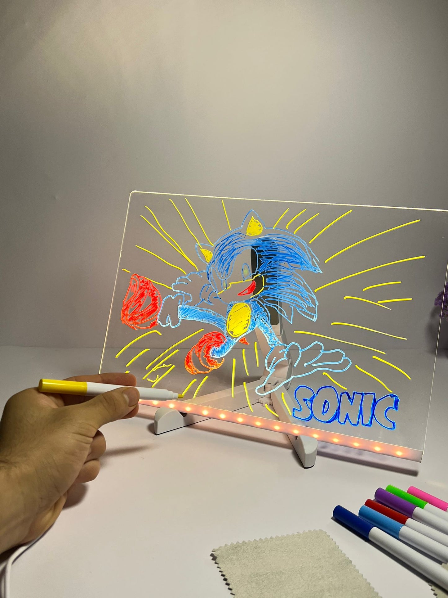 Pizarra LED en uso para planificación familiar con mensajes luminosos